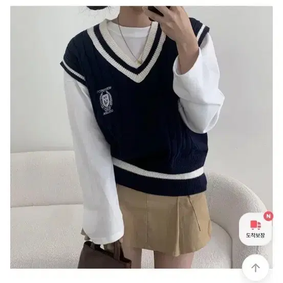 오버핏 배색 자수 꽈베기 니트 조끼