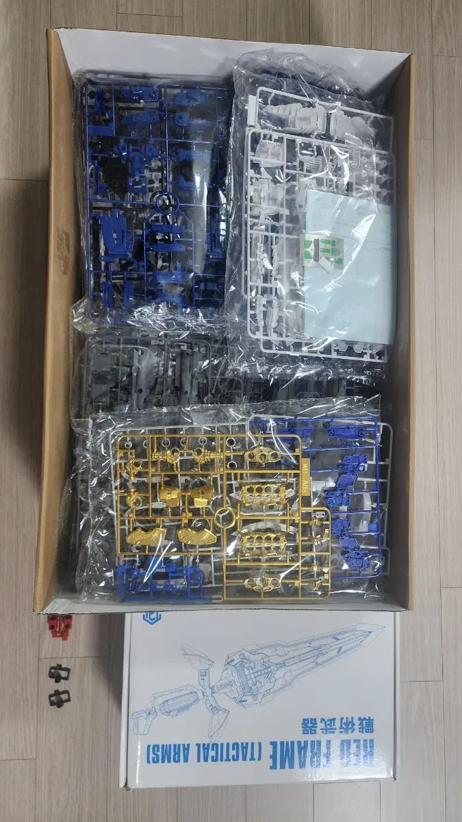 다반 PG 블루프레임 + M3 모형 블루 택티컬 암즈 + 고관절 및 후면 스커트용 반다이 폴리캡 세트