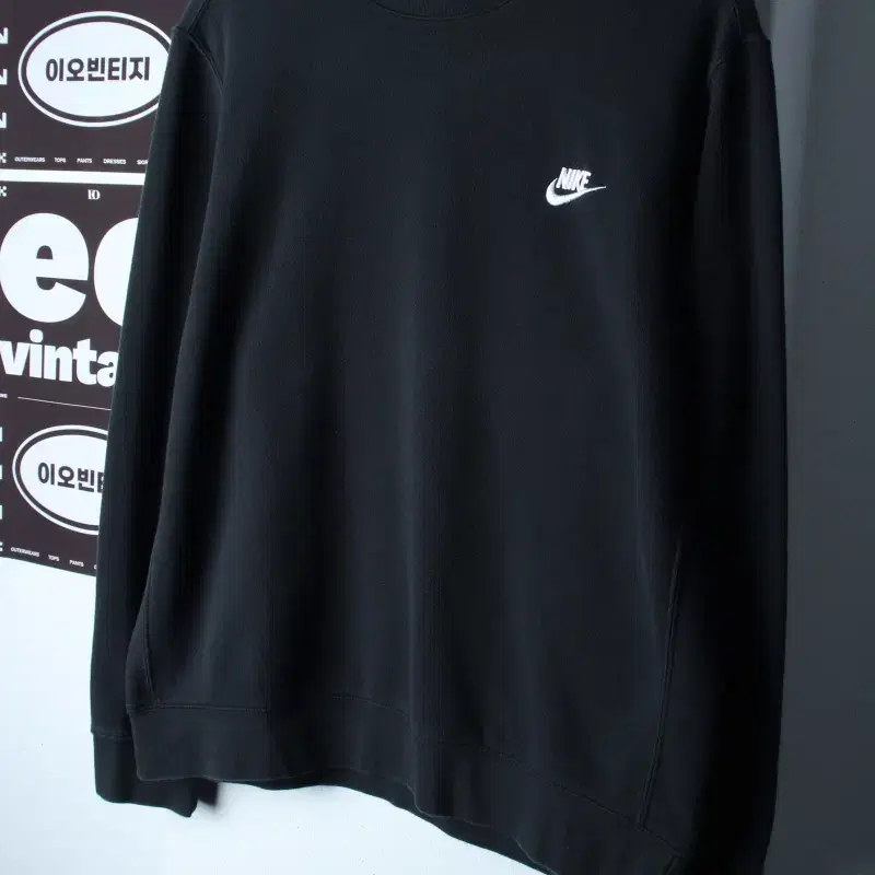 (L-XL) 나이키 맨투맨 티셔츠 스우시 에이징 블랙 올드스쿨-H37387