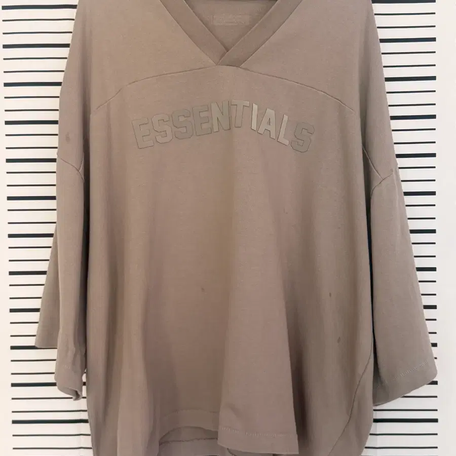 피어 오브 갓 에센셜(Fear of God Essentials) 헤비 저지 풋볼 티셔츠