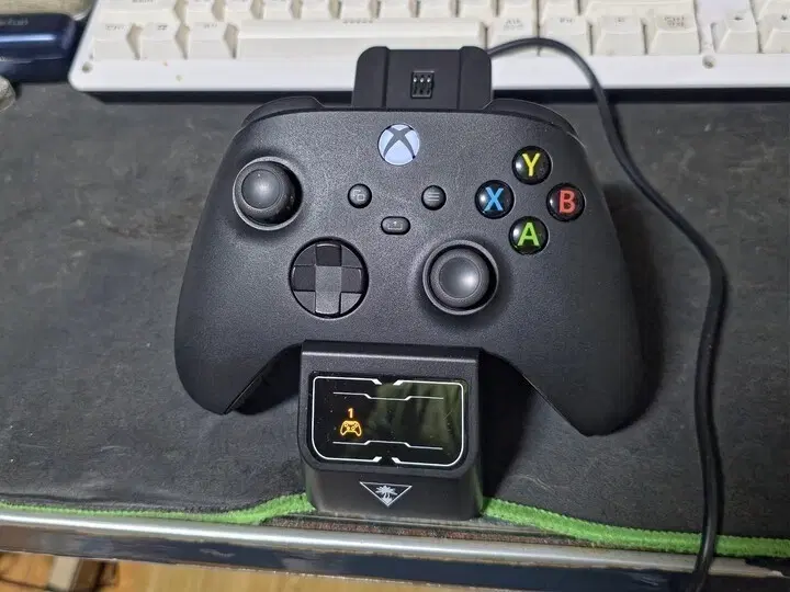 XBOX 게임패드 4세대 + 터틀비치 무선충전 거치대