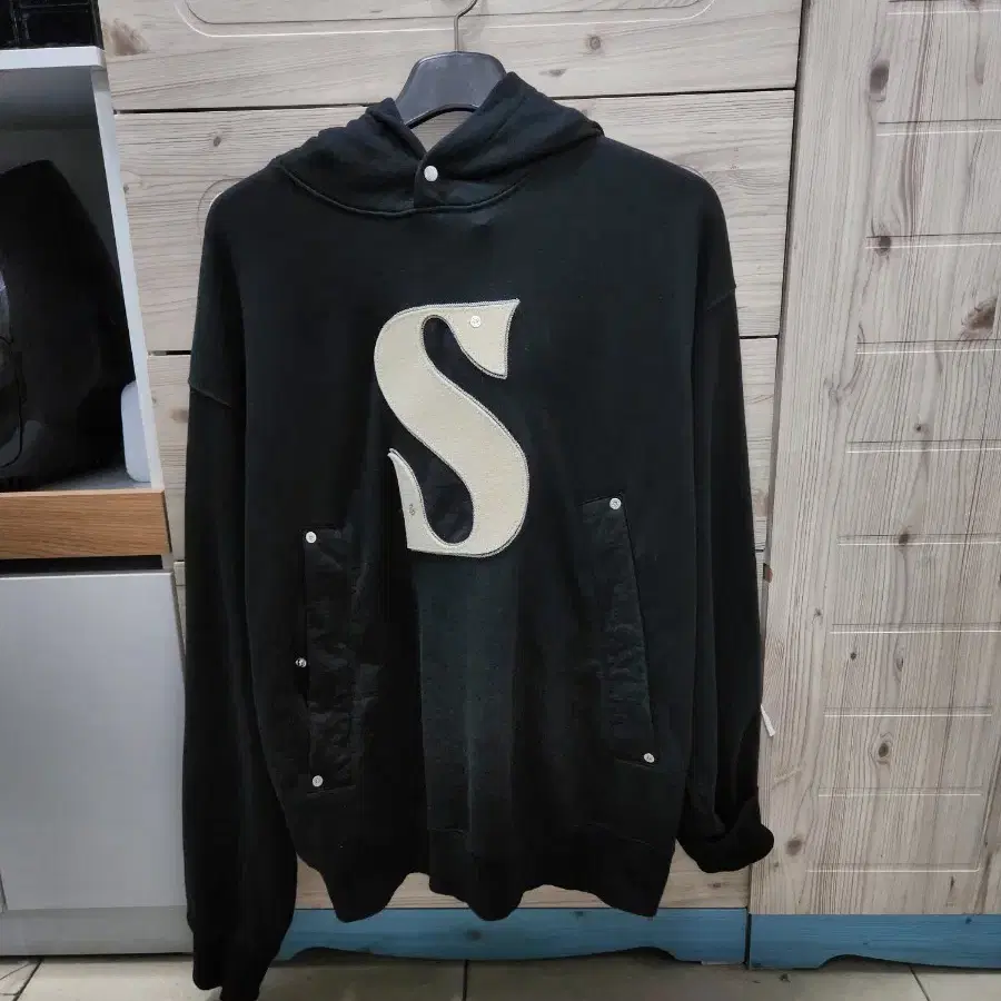 세터 SATUR 블랙 스마일 후드티 L