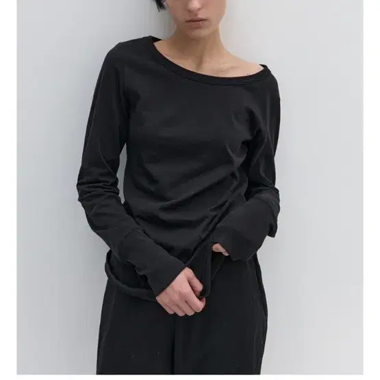 낫띵에브리띵 SNUG LONG SLEEVE TOP IN BLACK 새상품