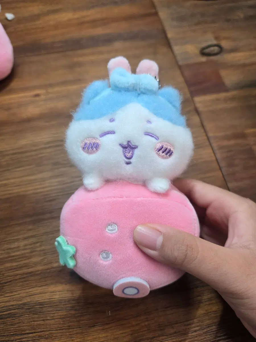 미니소 산리오X먼작귀 콜라보 딸기차 인형 키링