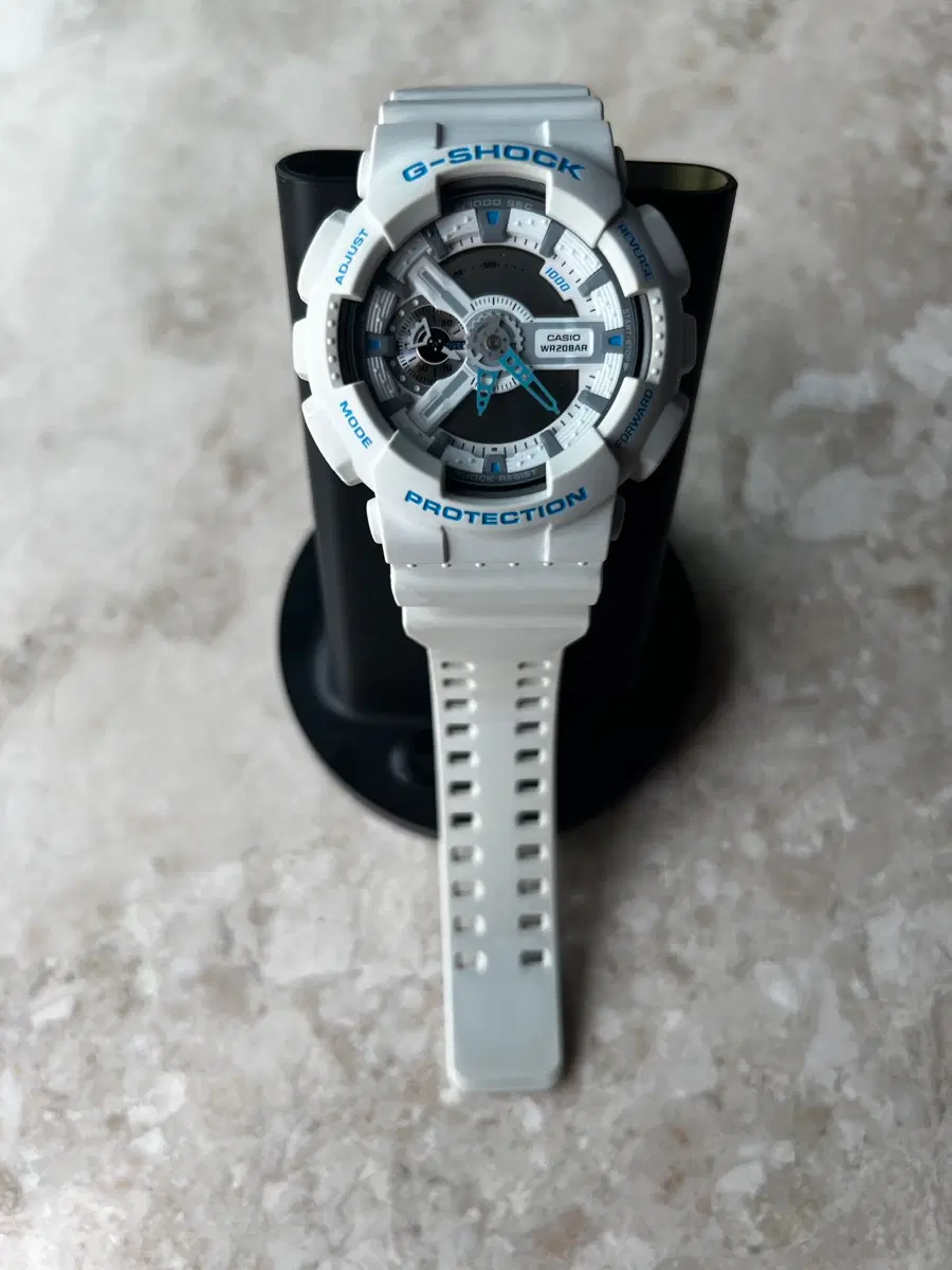 지샥 빅페이스 민트 GA-110SN-7AJF 판매합니다.