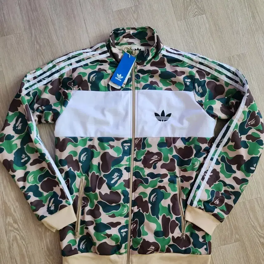 アディダスと A BATHING APE（A Bathing Ape、BAPE）のコラボファイヤーバードABC迷彩トラックトップジャージジャケット