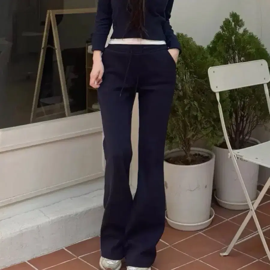 카인다미 M 네이비 골반볼륨업 세미 부츠컷 트레이닝 팬츠_봄ver