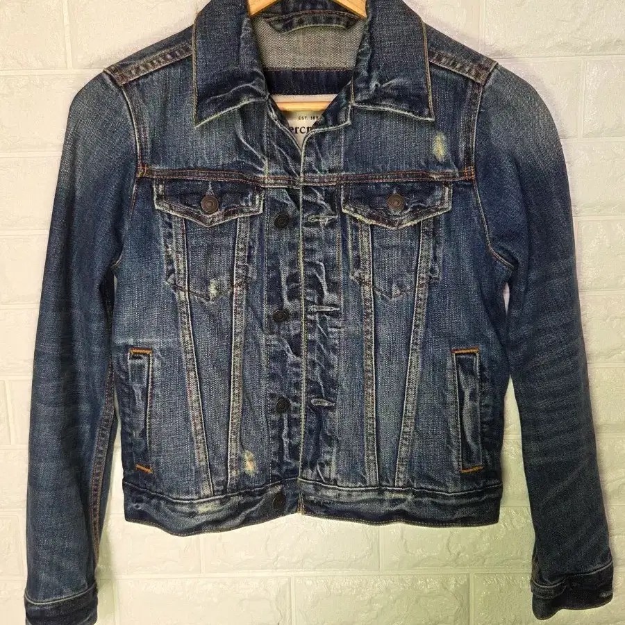 (Abercrombie & Fitch)디스트레스드 데님 트러커 자켓