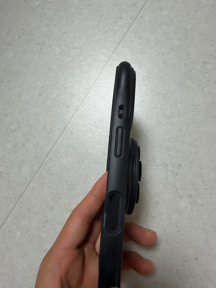 아이폰 16 케이스티파티 뒤에 그립톡도같이 팜