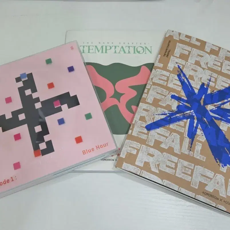 투모로우바이투게더 개봉 앨범(Blue hour, Temtaion, Freefall)판매
