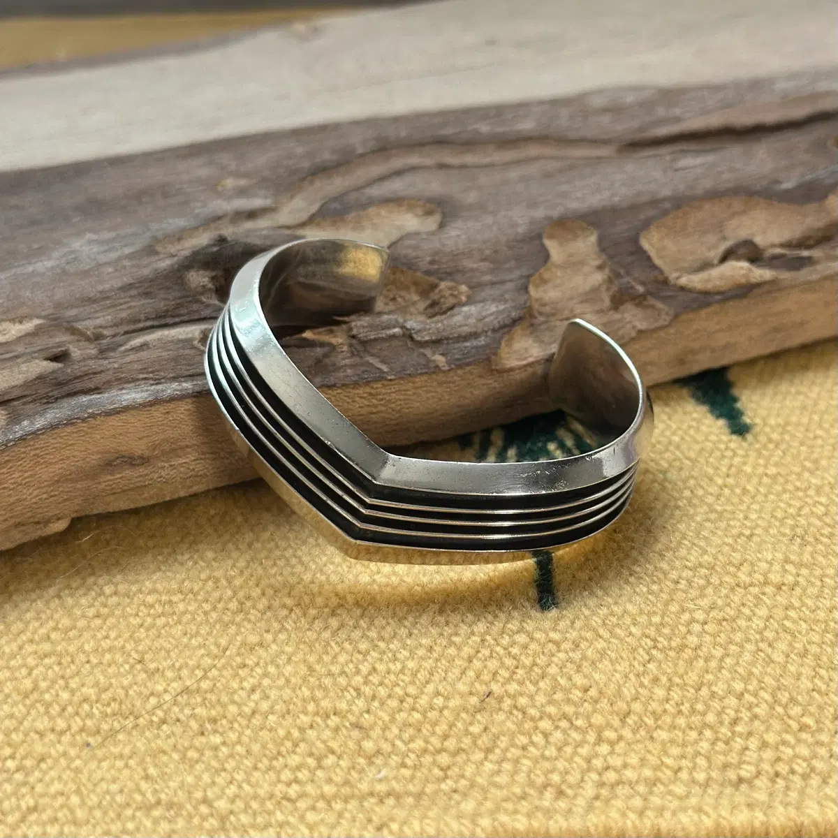 Tom Hawk Chevron Overlay Sterling Silver Cuff 네이티브아메리칸 나바호 인디언주얼리
