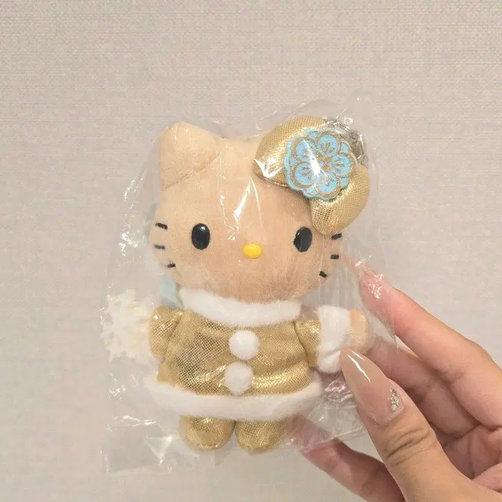 산리오 하와이 카할라 호텔 한정 뉴 이어 골드 헬로키티 마스코트 인형