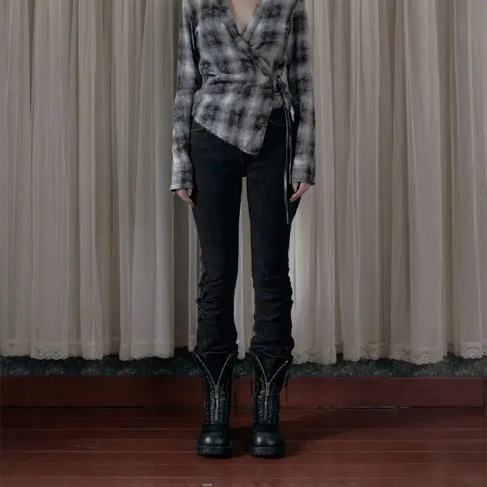보헤미안서울 SNOW WASHED LEG SHIRRING 부츠컷 흑청