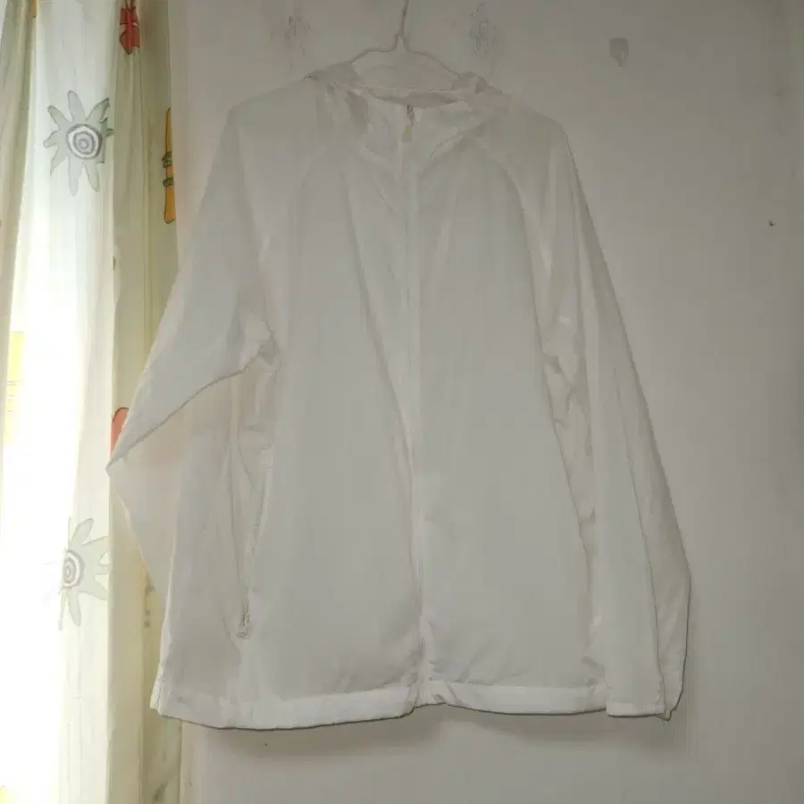스파오 공용 화이트 바람막이 점퍼 XL