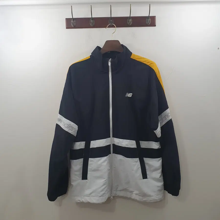 105(XL) 뉴발란스 남성 블랙 배색 옐로우 라인 바람막이 자켓