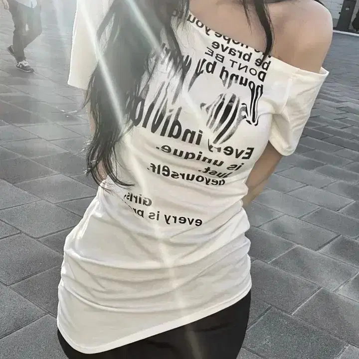 [핏보장] 에이블리 Y2K 언발란스레터링반팔티 레이어드 오프숄더 트임티