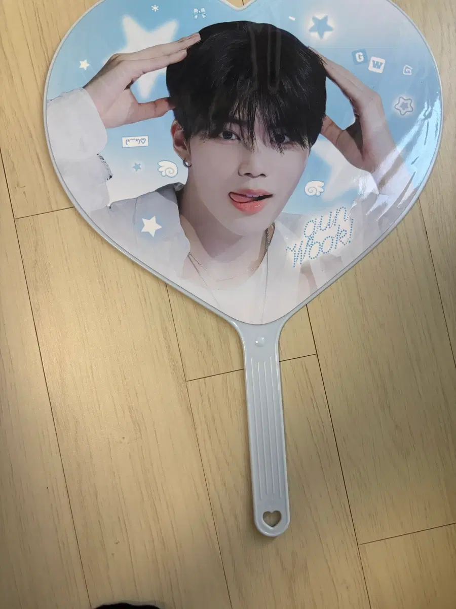 박건욱 굿즈 팔아요.