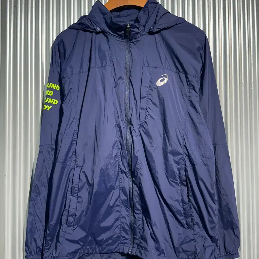 [XL/105] 아식스 ASICS 레터링 로고 경량 후드 바람막이 네이비