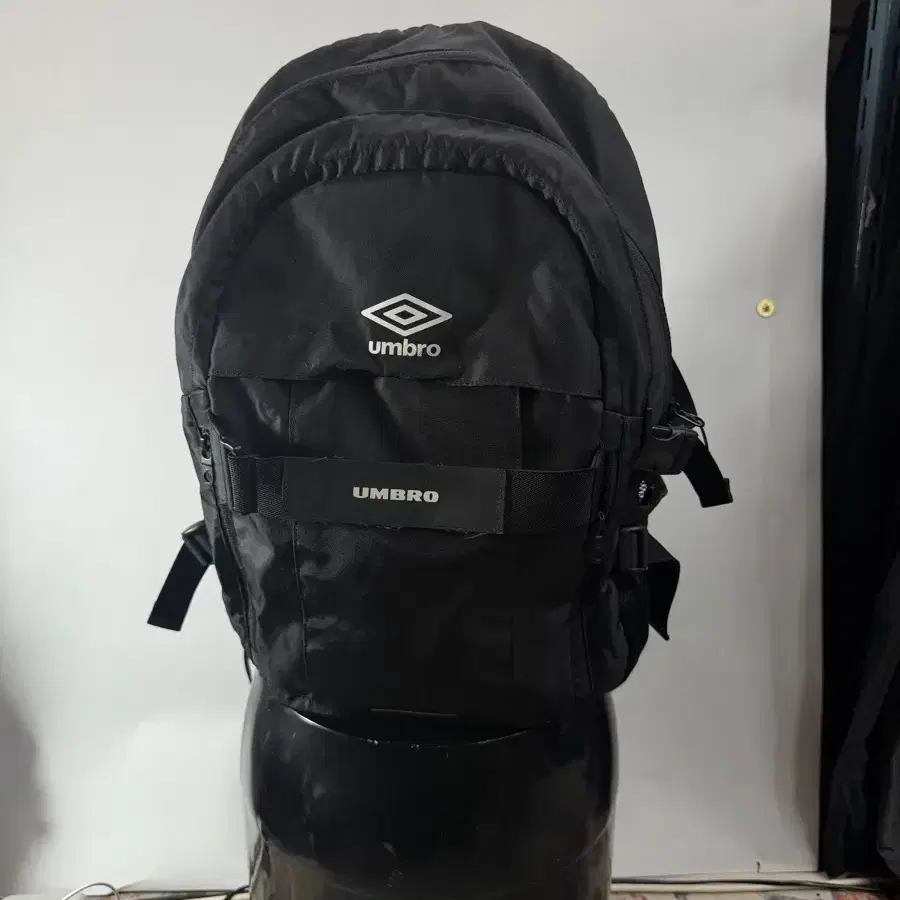 [32*48/30L] 엄브로 UMBRO 로고 스트랩 대용량 백팩 블랙 (UM323CBP83) 4.5