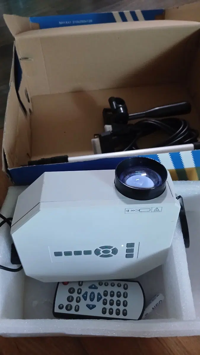 인파로 UC-30 미니 LED 빔프로젝터 영화보기