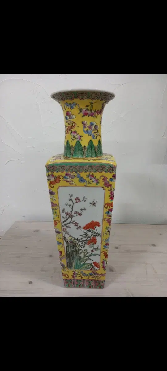 황지 분채 길상문 사각 화병(황지분채길상문광서년제사각화병)