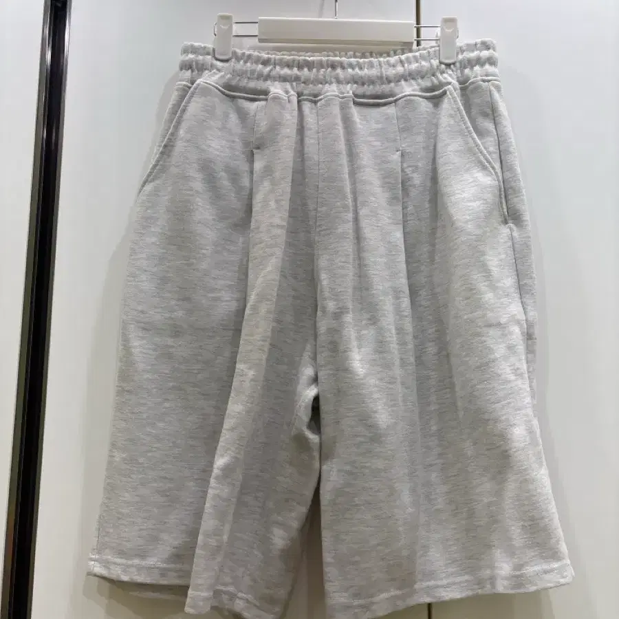 흰색 버뮤다 팬츠
