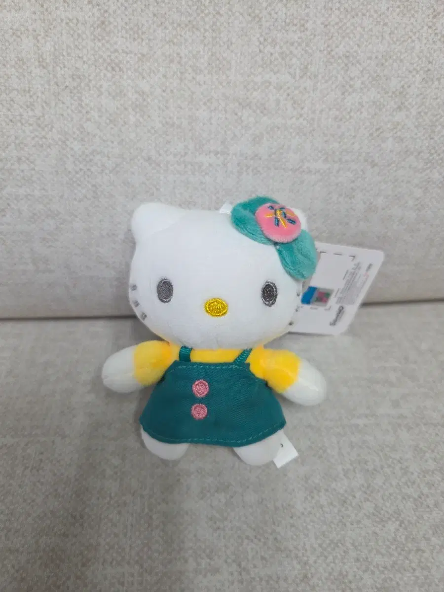 (새상품) 산리오 헬로키티 멜빵 치마 인형 키링
