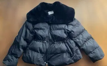 셀퍼드 퍼 장식 블랙 다운 자켓