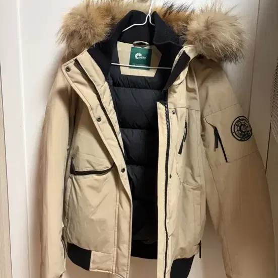 네파 EXPLORER 패딩 95사이즈