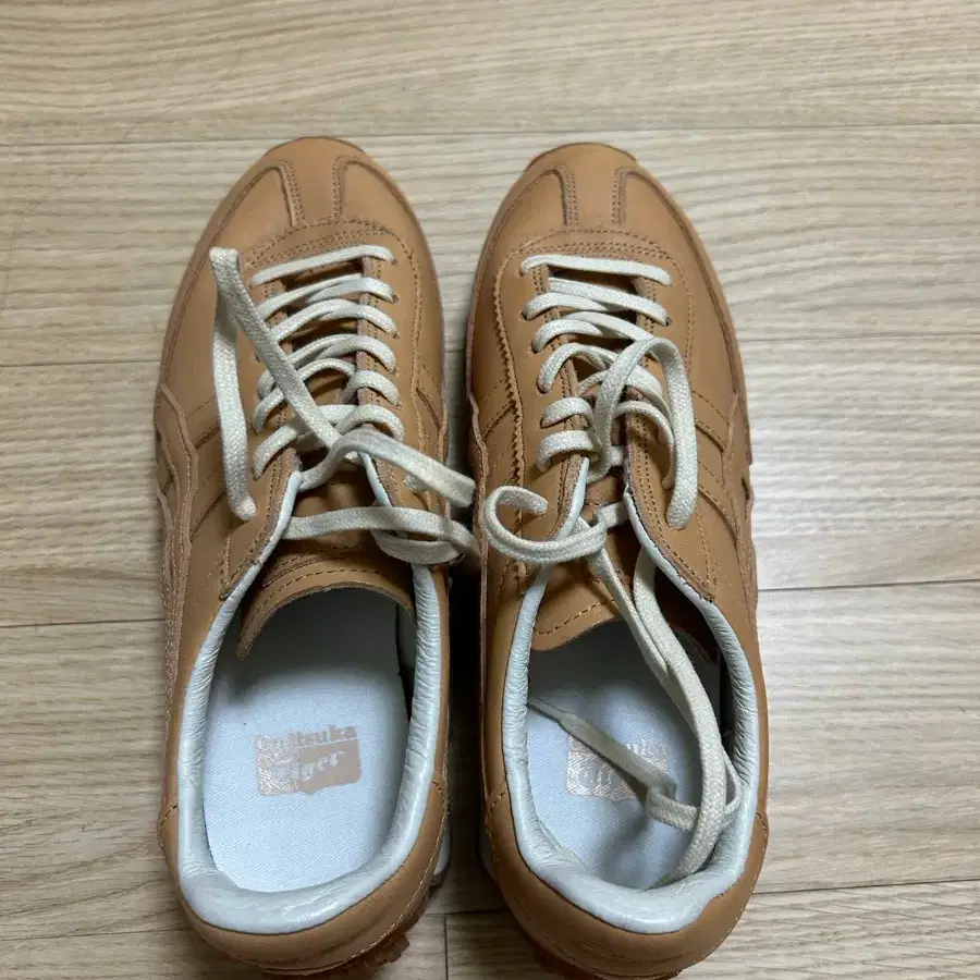 오니츠카타이거 브라운 스니커즈