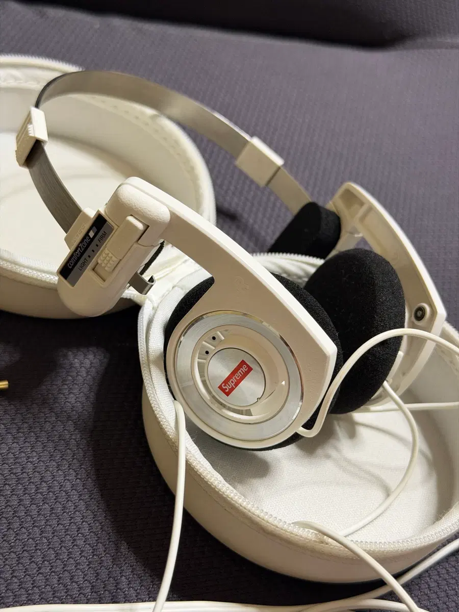 슈프림 KOSS 헤드폰
