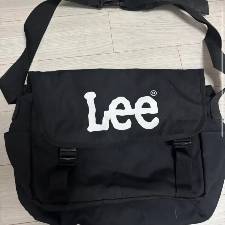 Lee 메신저백