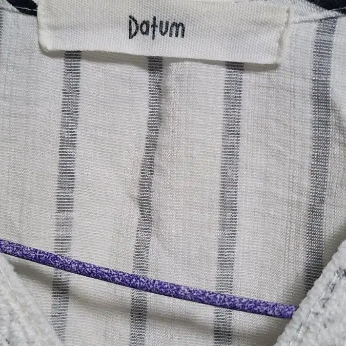 Datum 데이텀 스트라이프 브이넥 블라우스