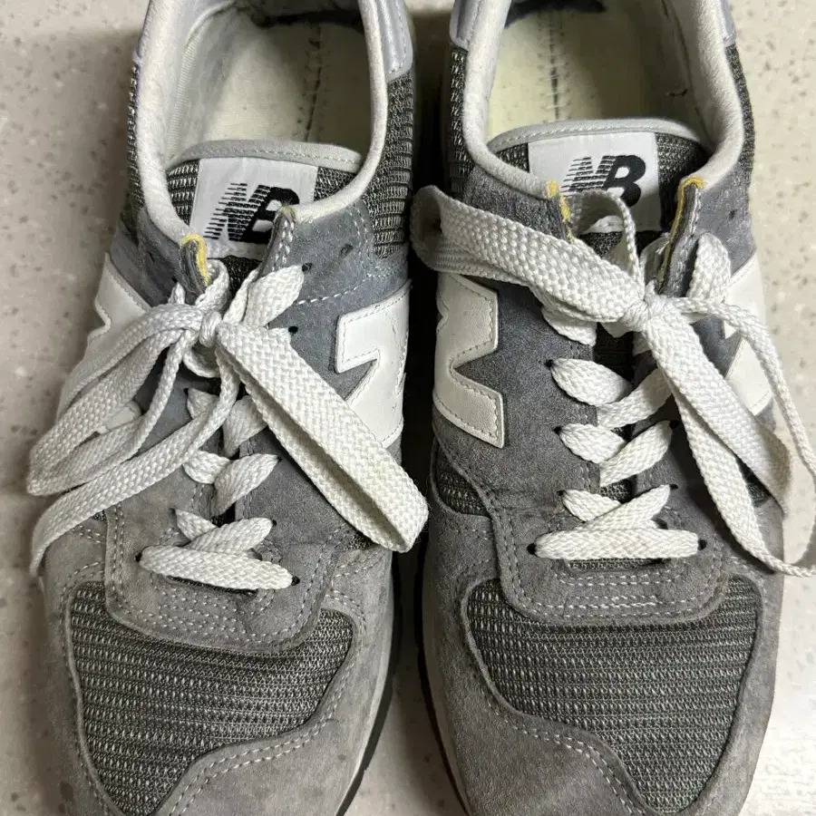 뉴바란스 990 v1 그레이