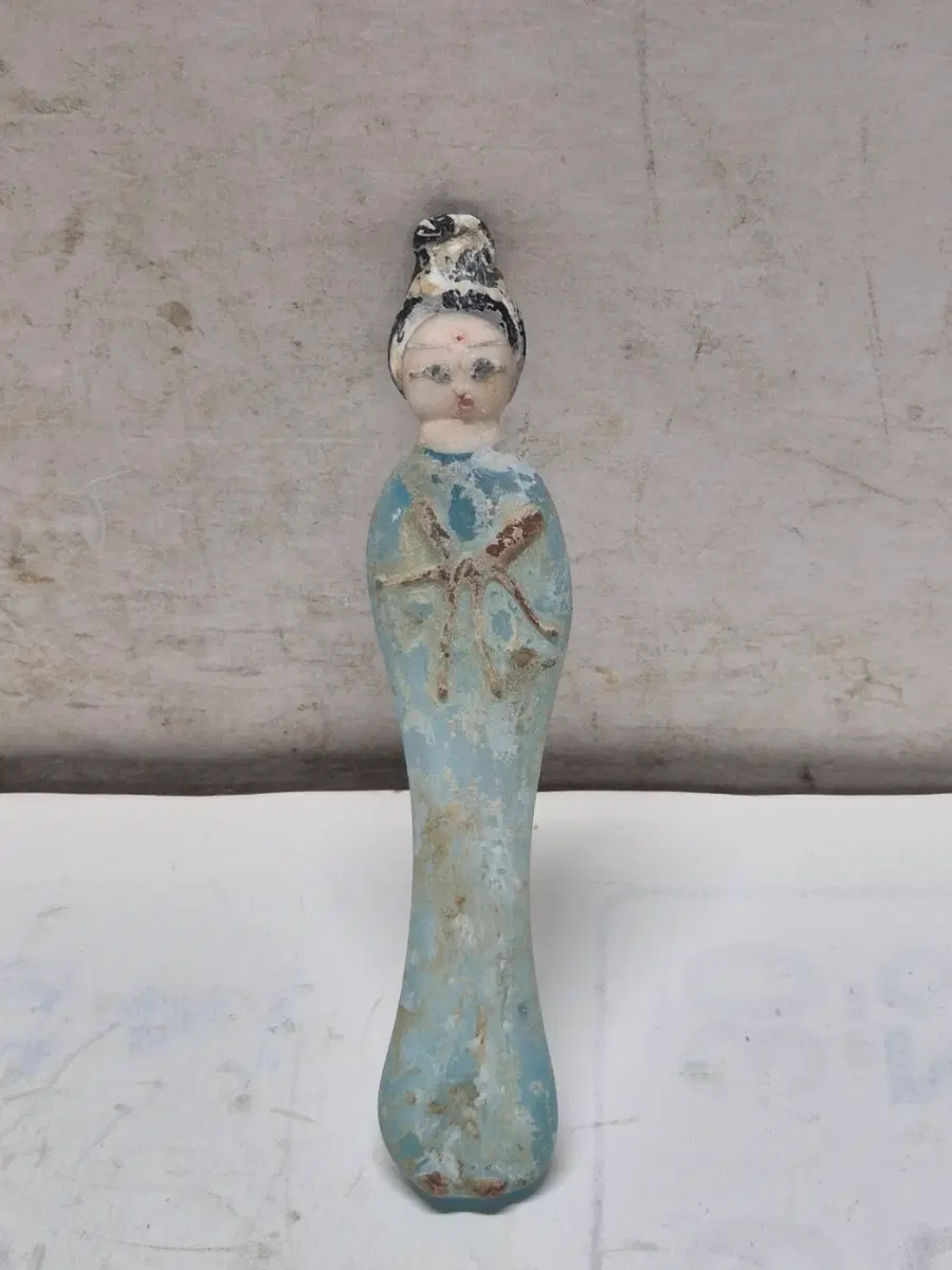 연대감 있어 보이는 티벳(티베트) 유리 인형