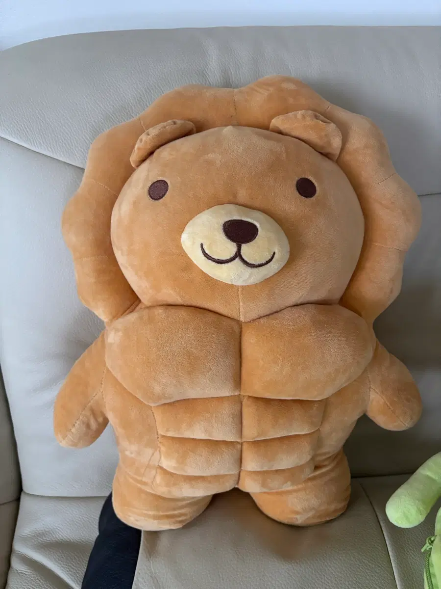 근육 사자 라이언 인형 쿠션 갈색