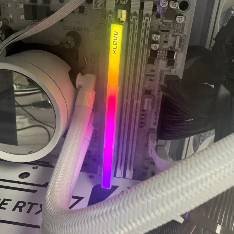 KLEVV CRAS V RGB WHITE DDR5-6000 CL30 16GB 단품