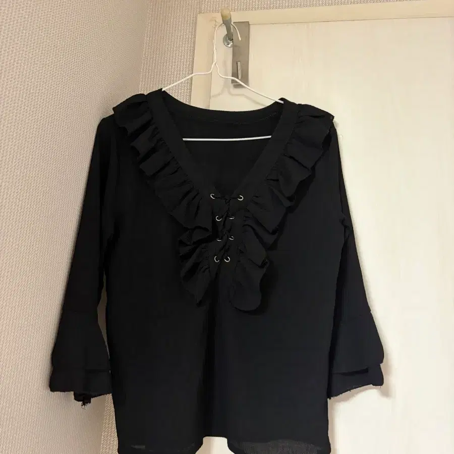 블랙 프릴 레이스업 블라우스