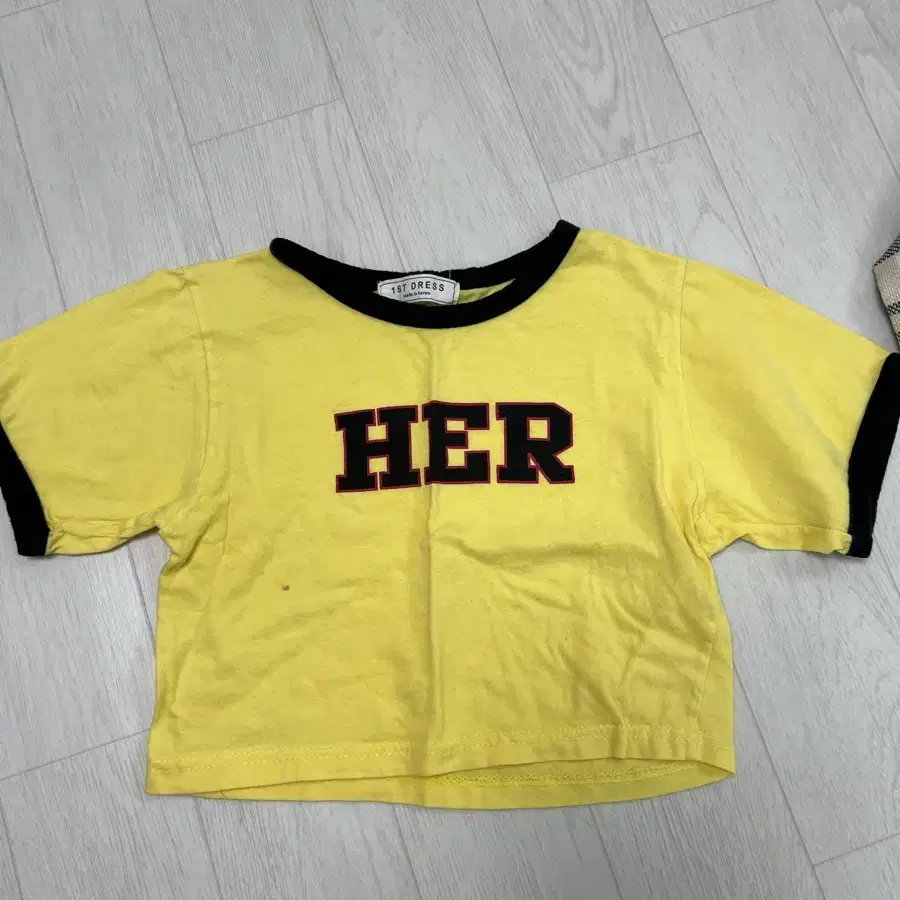 노란색 HER 반팔 티셔츠
