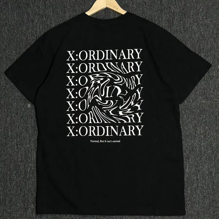 X:ORDINARY 블랙 로고 반팔티50