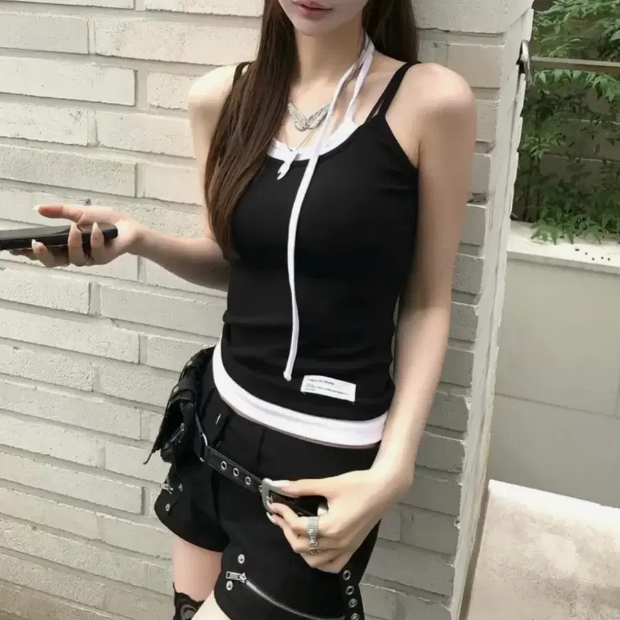 이네기 버클 스트랩 레이어드 슬리브리스