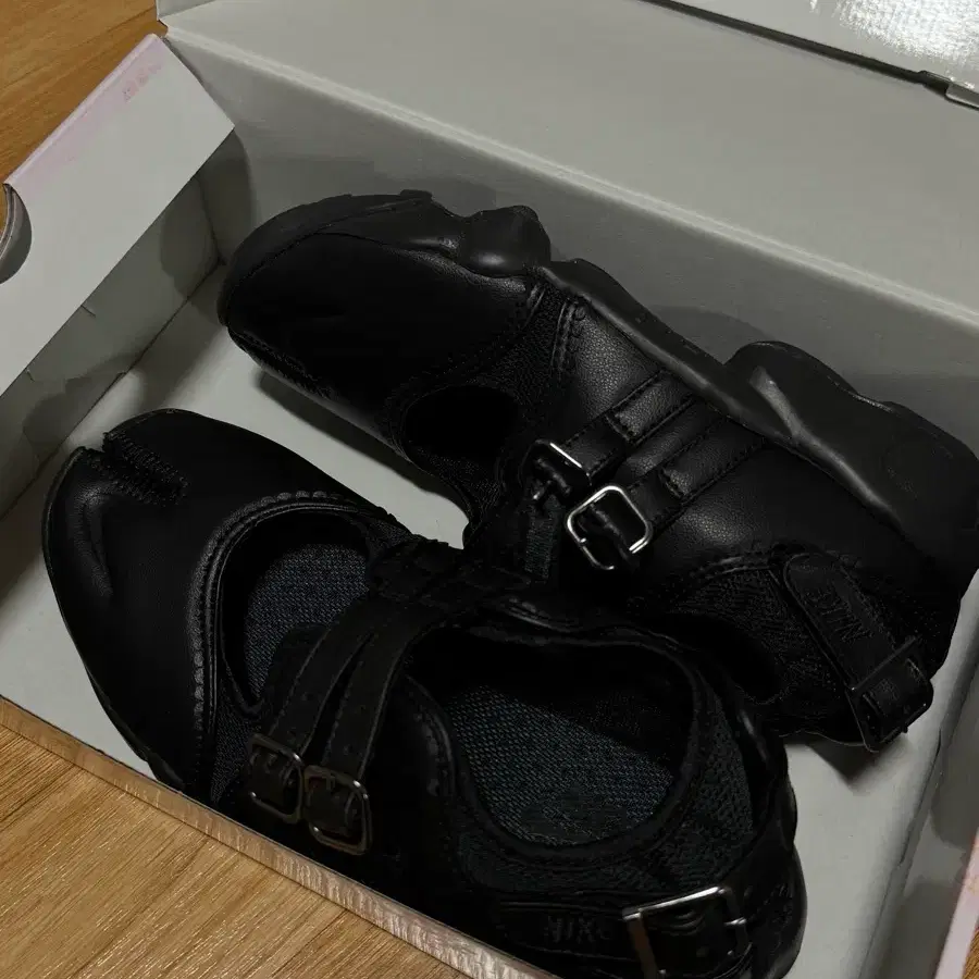 [미개봉새상품] 나이키 에어리프트 브리드 스트랩 블랙 260 팝니다