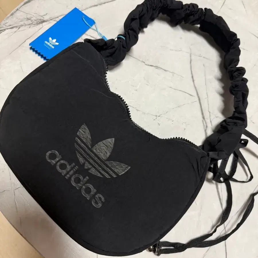 아디다스 숄더백 새상품