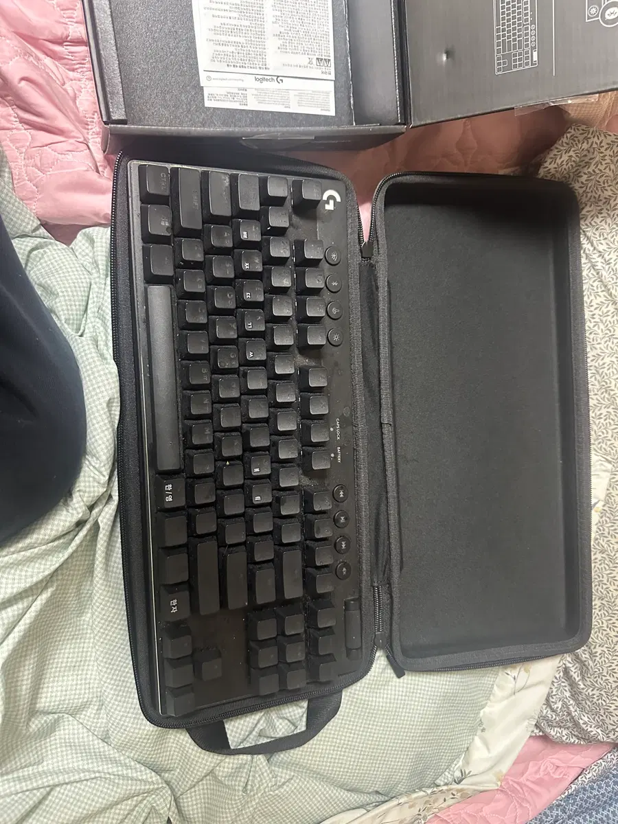 로지텍 G913 TKL 키보드 케이스 포함