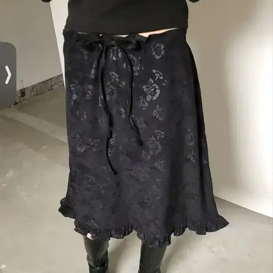 빈티지 로지 플라워 셔링 미디 스커트 블랙