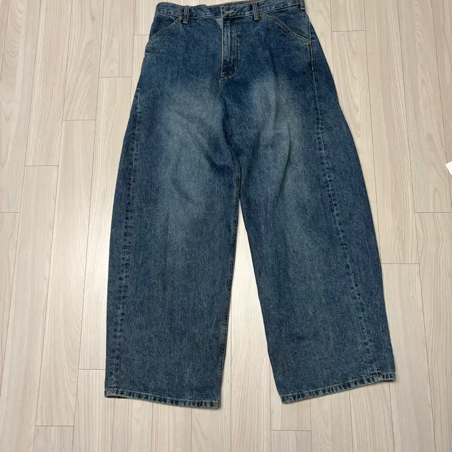 해칭룸 (Wide Curve Jeans (Washed Blue)
