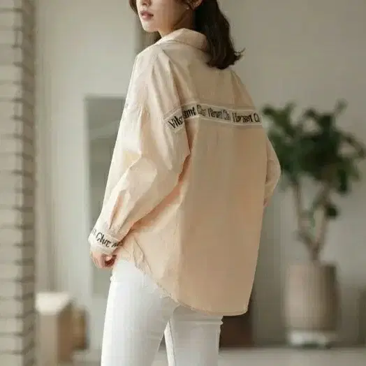 [66]비키 레터링 포인트 루즈핏 셔츠