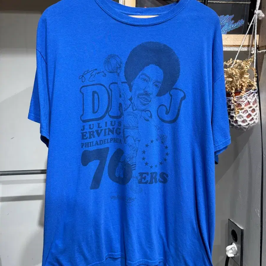 Mitchell & Ness Julius Erving Dr. J Philadelphia 76ers Vintage T-Shirt