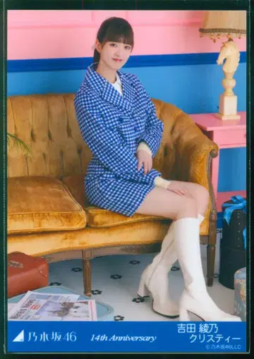 노기자카46 2026년 5월 랜덤 브로마이드 요시다 아야노 크리스티 14th Anniversary (14주년 기념) 앉은 모습