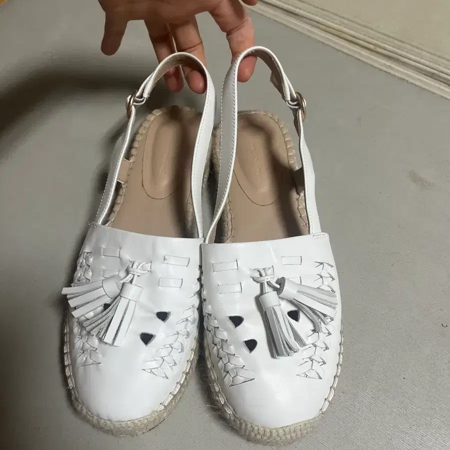 써스데이아일랜드 화이트 샌들 245(소가죽)